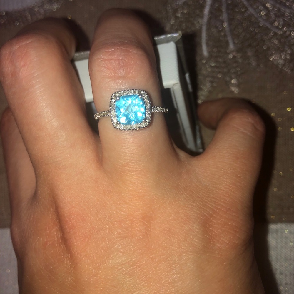 White gold, blue topaz and diamond ring